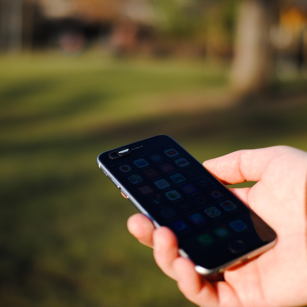 Krytka kamery chrání telefon před sledovíním z webkamery